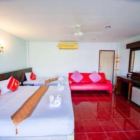 Oyo 343 Wanna Marine Hotel Patong Bagian luar foto