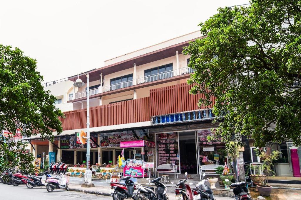 Oyo 343 Wanna Marine Hotel Patong Bagian luar foto