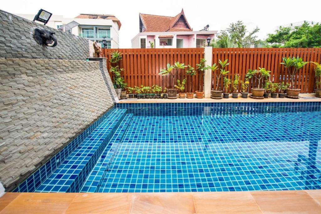 Oyo 343 Wanna Marine Hotel Patong Bagian luar foto