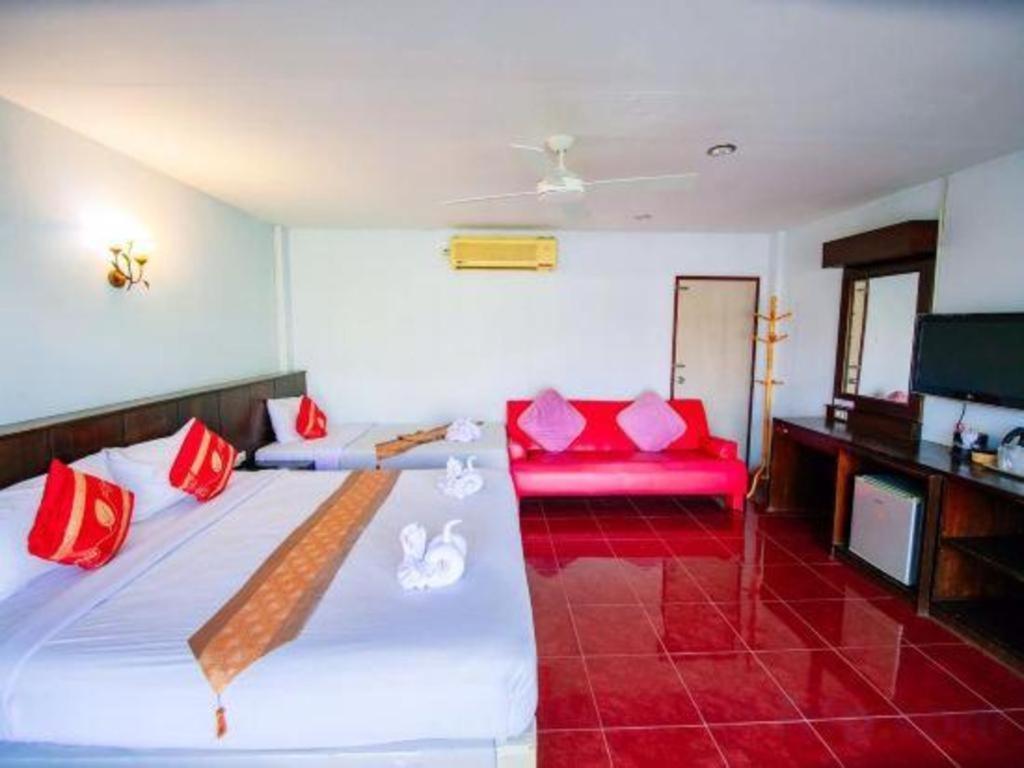Oyo 343 Wanna Marine Hotel Patong Bagian luar foto
