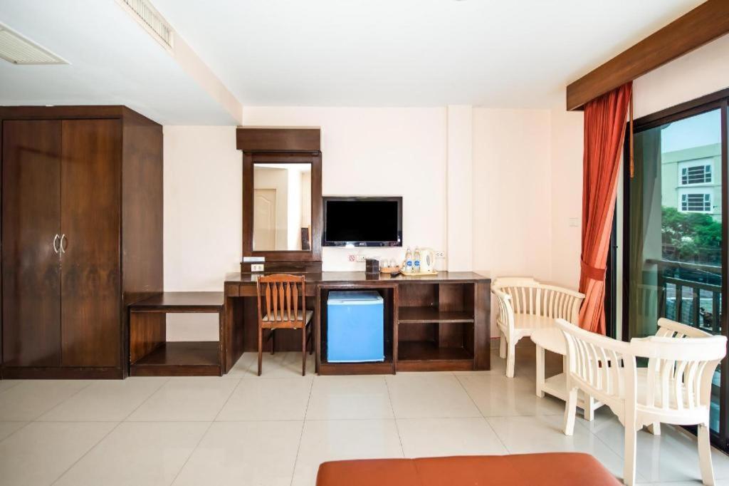 Oyo 343 Wanna Marine Hotel Patong Bagian luar foto