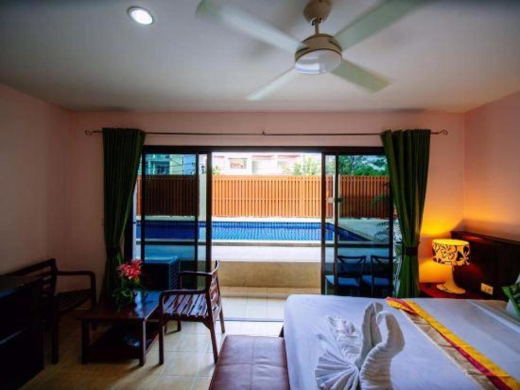 Oyo 343 Wanna Marine Hotel Patong Bagian luar foto