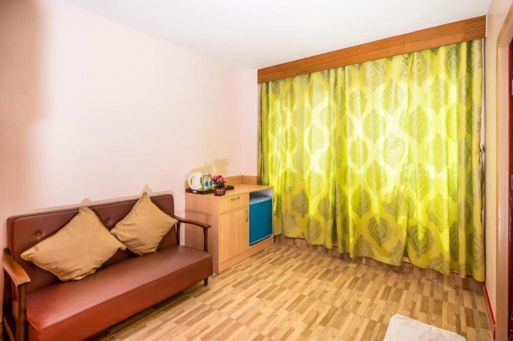 Oyo 343 Wanna Marine Hotel Patong Bagian luar foto