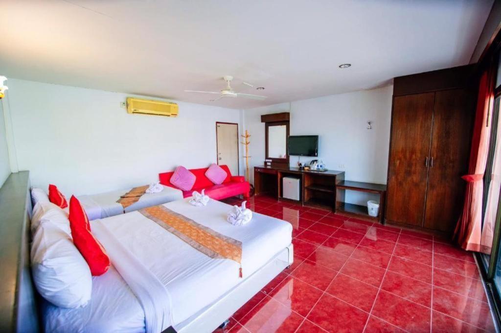 Oyo 343 Wanna Marine Hotel Patong Bagian luar foto