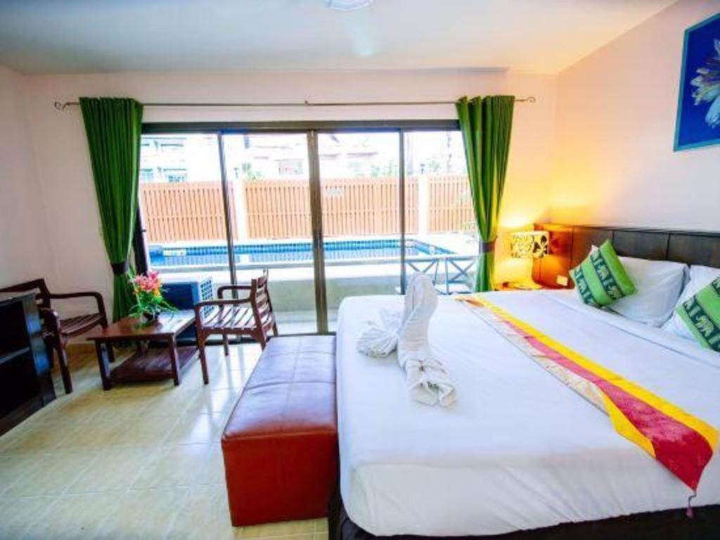 Oyo 343 Wanna Marine Hotel Patong Bagian luar foto