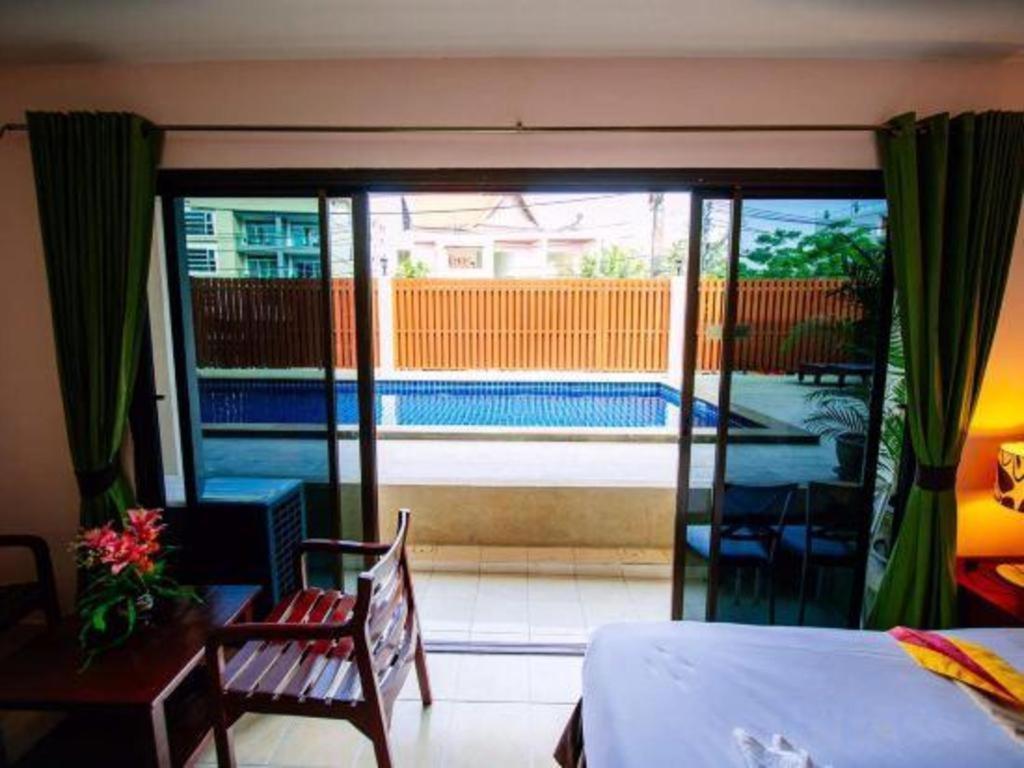 Oyo 343 Wanna Marine Hotel Patong Bagian luar foto