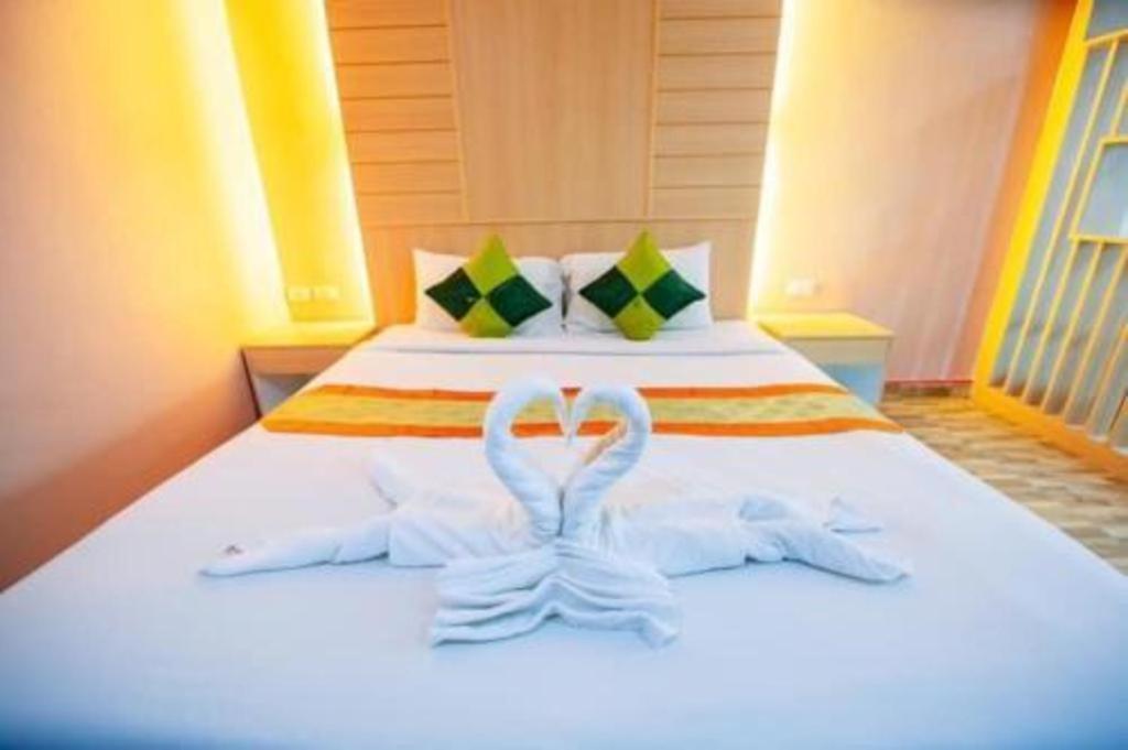 Oyo 343 Wanna Marine Hotel Patong Bagian luar foto