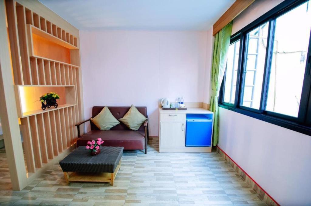 Oyo 343 Wanna Marine Hotel Patong Bagian luar foto