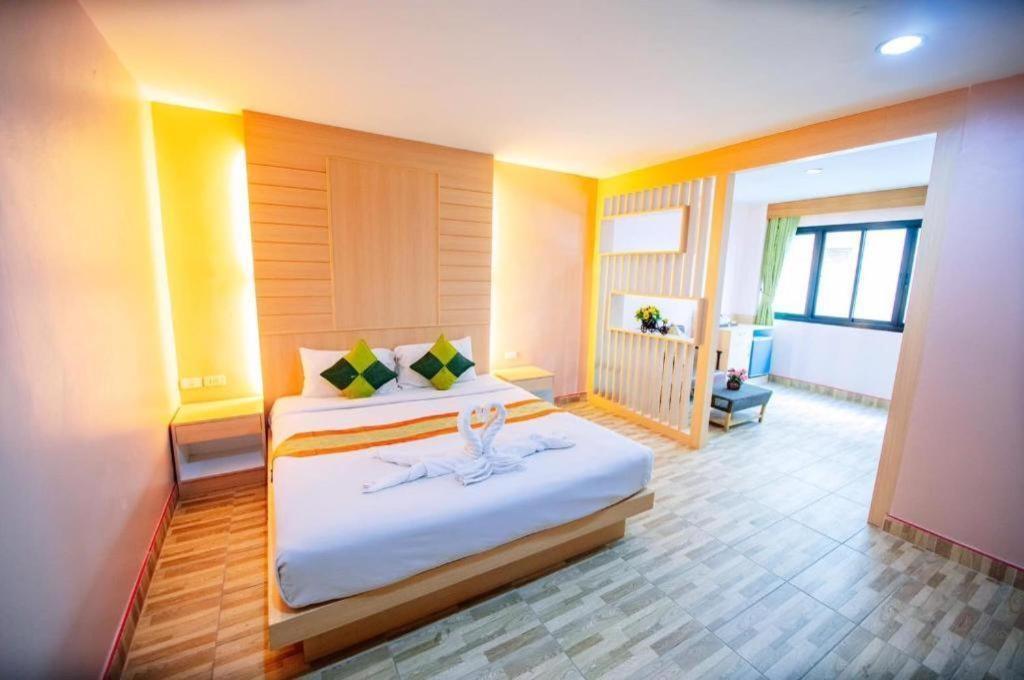 Oyo 343 Wanna Marine Hotel Patong Bagian luar foto